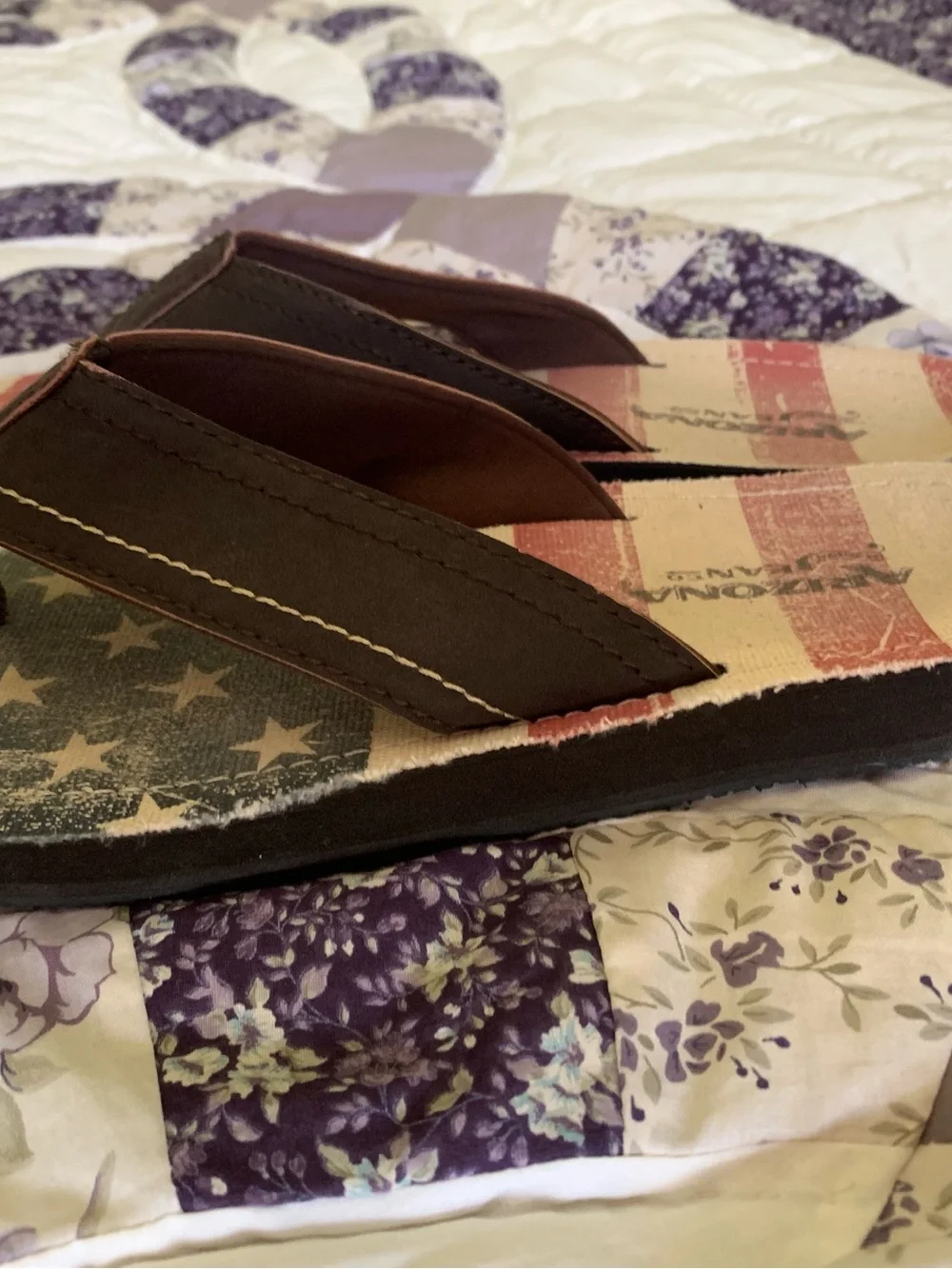 Arizona Jeans Men’s American Flag Flip Flops – Brown Straps